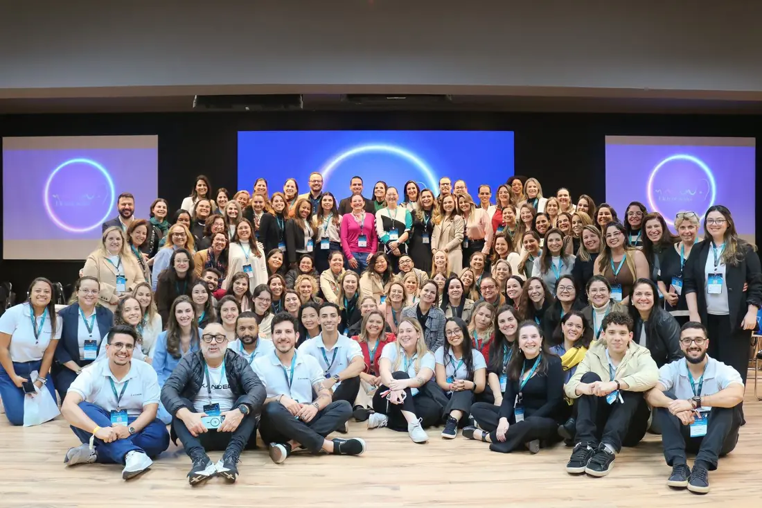 Participantes reunidos para a foto oficial do EletroEscuta
