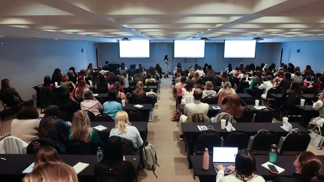 Auditório lotado durante uma palestra