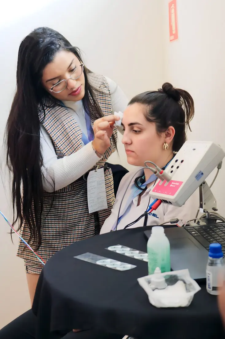 Colocação de eletrodos durante a aula prática