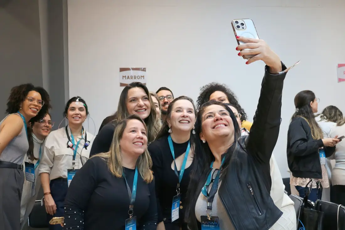 Participantes reunidos para uma selfie