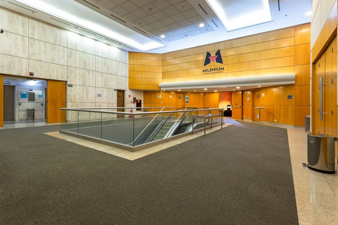 Hall de entrada com escada rolante