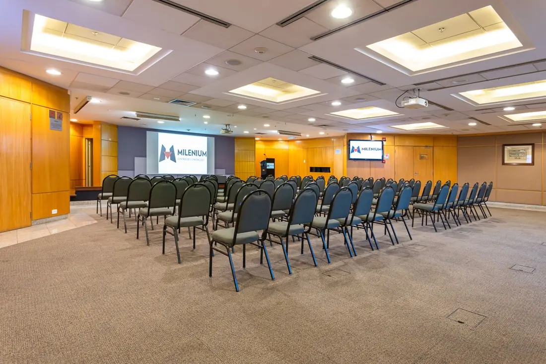 Sala plenária montada em formato auditório